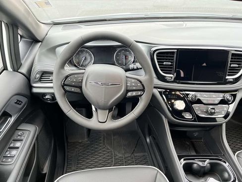 New 2026 Chrysler Pacifica Limited w/ S Appearance Package image 12