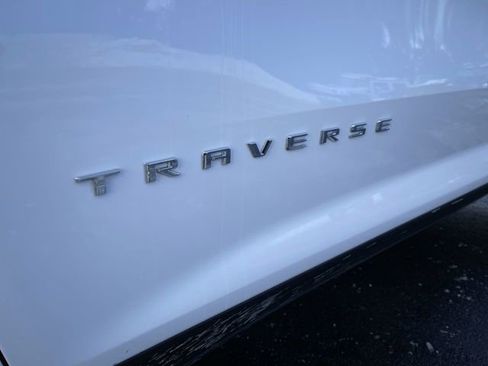 Used 2025 Chevrolet Traverse LT image 32