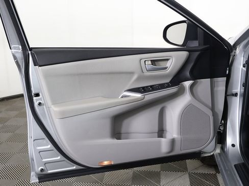 Used 2015 Toyota Camry SE image 19