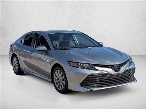 Used 2019 Toyota Camry LE image 3