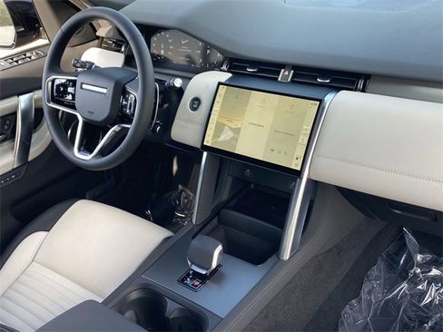New 2025 Land Rover Discovery Sport Dynamic SE image 11