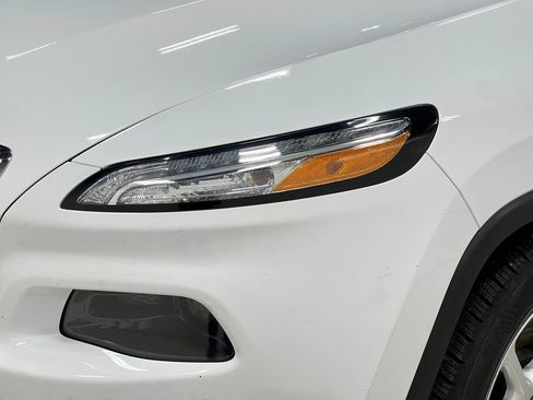 Used 2018 Jeep Cherokee Latitude Plus w/ Comfort/Convenience Group FWD image 33