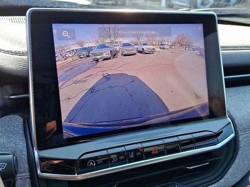 Used 2024 Jeep Compass Latitude w/ Sun and Sound Group image 18