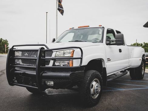 Used 2004 Chevrolet Silverado 3500 4x4 Extended Cab w/ Heavy-Duty Power Package image 16