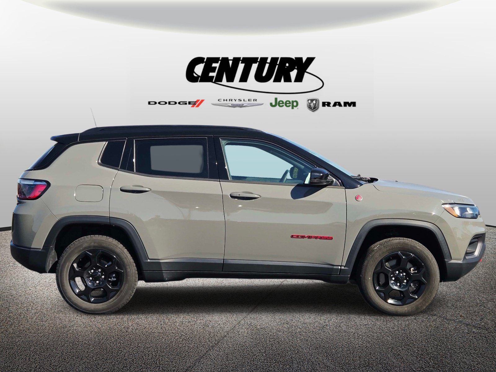 Used 2023 Jeep Compass Trailhawk AWD/4WD image 2