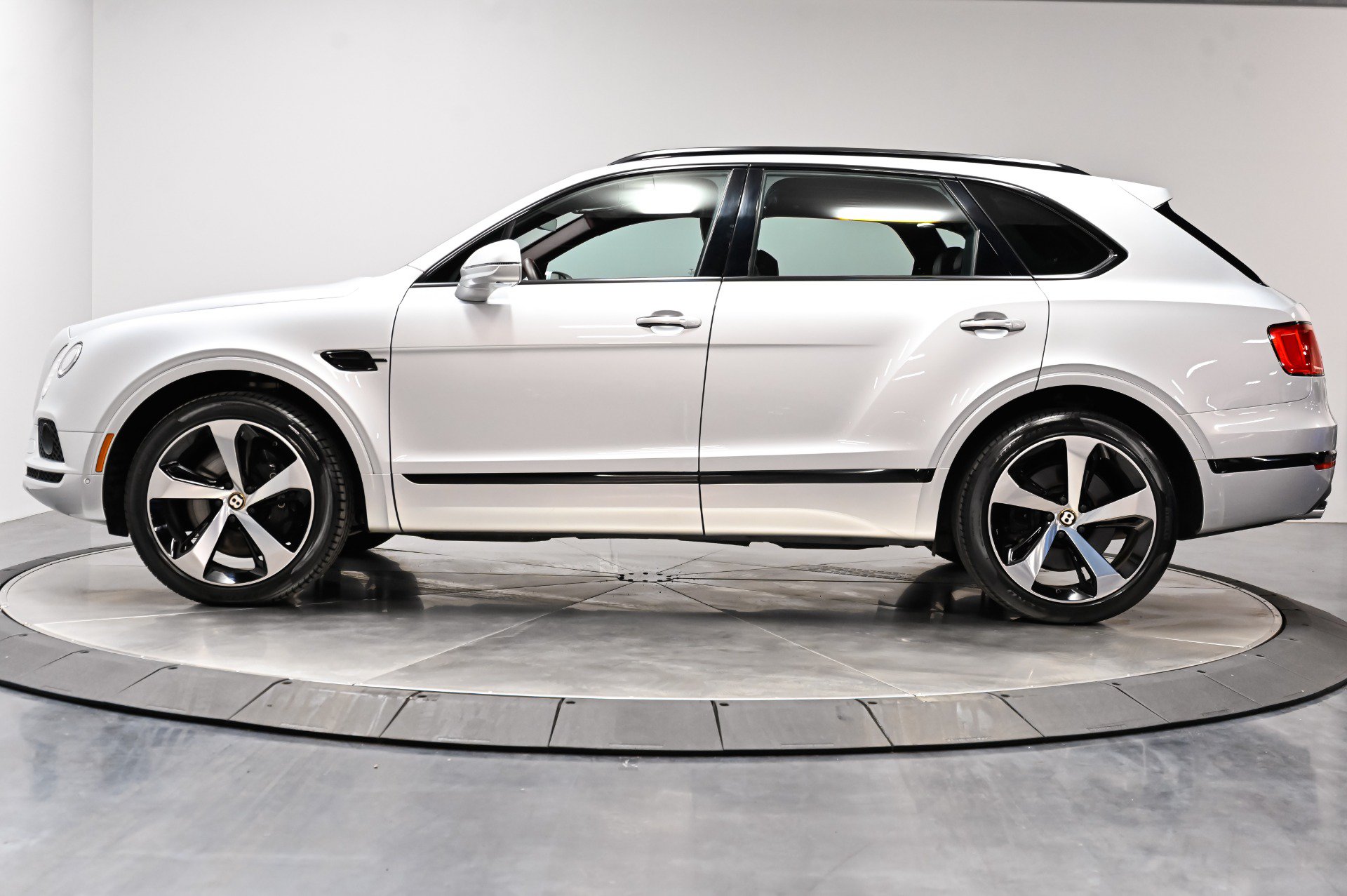 Used 2019 Bentley Bentayga AWD/4WD image 11