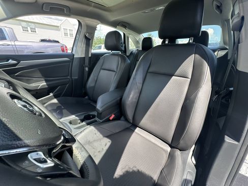 Used 2020 Volkswagen Jetta SE w/ SE Cold Weather Package FWD image 2