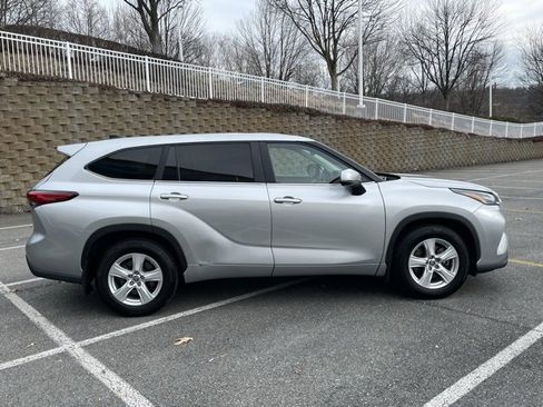 Used 2023 Toyota Highlander LE image 9