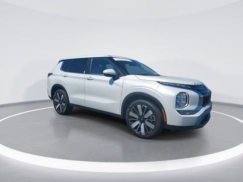 Used 2025 Mitsubishi Outlander SE FWD image 2
