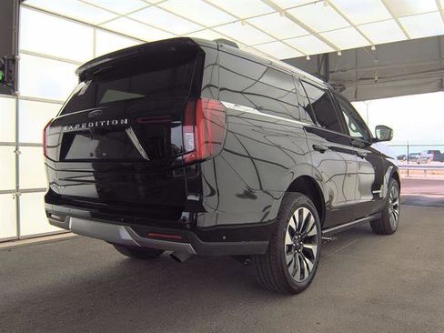 Used 2025 Ford Expedition Platinum w/ Driver's Package AWD/4WD image 3
