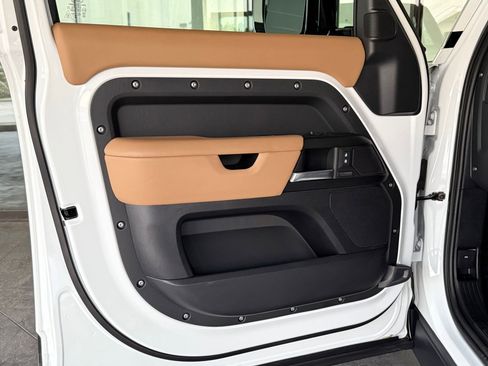 Used 2025 Land Rover Defender 110 V8 image 21