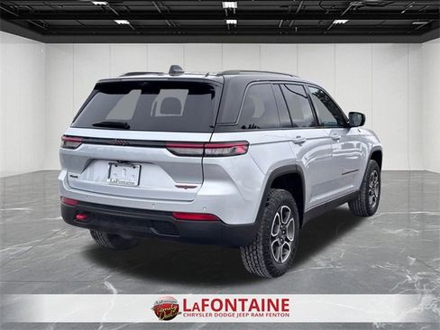 Certified 2022 Jeep Grand Cherokee Trailhawk w/ Luxury Tech Group III image 5