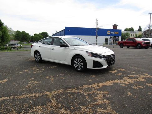 Used 2024 Nissan Altima 2.5 S FWD image 8