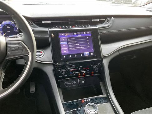 Used 2025 Jeep Grand Cherokee L Altitude image 6