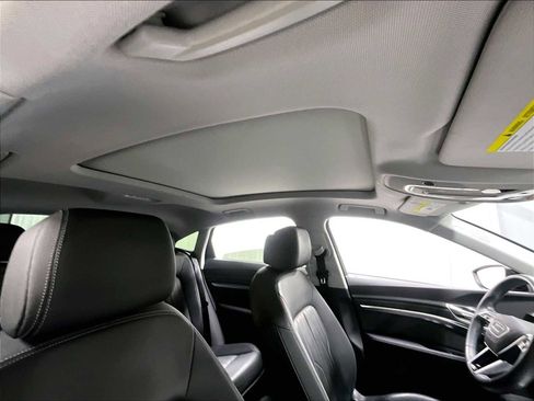 Used 2022 Audi e-tron Premium Plus image 27