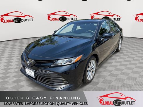 Used 2018 Toyota Camry LE FWD image 1