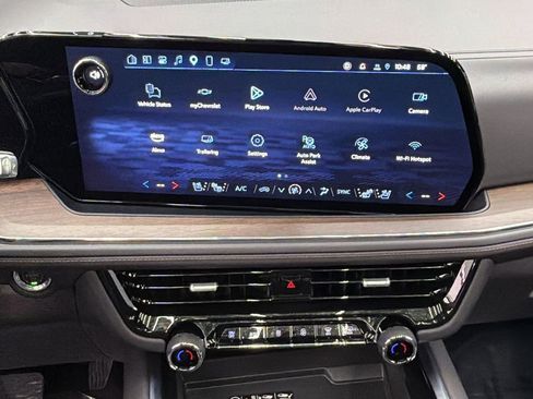 Used 2025 Chevrolet Suburban High Country AWD/4WD image 18