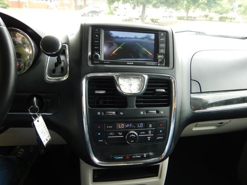 Used 2014 Chrysler Town & Country Touring FWD image 13