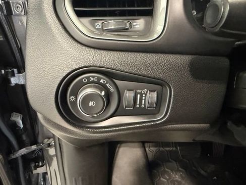 Used 2018 Jeep Renegade Limited AWD/4WD image 11