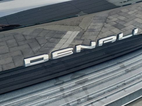 Used 2021 GMC Yukon Denali w/ Denali Premium Package AWD/4WD image 10