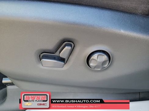 Used 2023 Chrysler Pacifica Touring-L FWD image 16