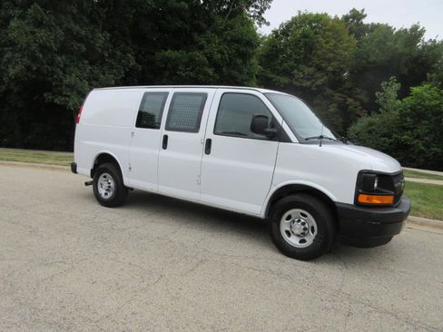 Used 2017 Chevrolet Express 2500 RWD image 4