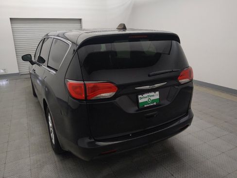 Used 2023 Chrysler Voyager LX FWD image 6