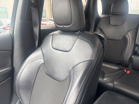 Used 2020 Jeep Cherokee Latitude Plus FWD image 12