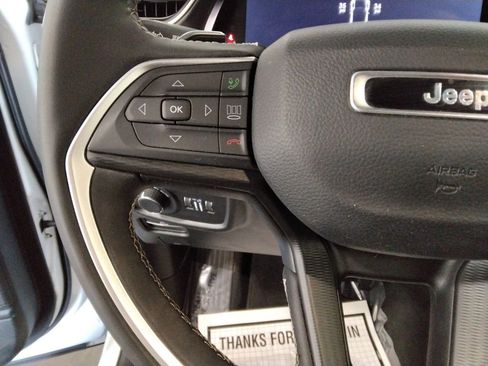 Used 2024 Jeep Grand Cherokee L Laredo image 13