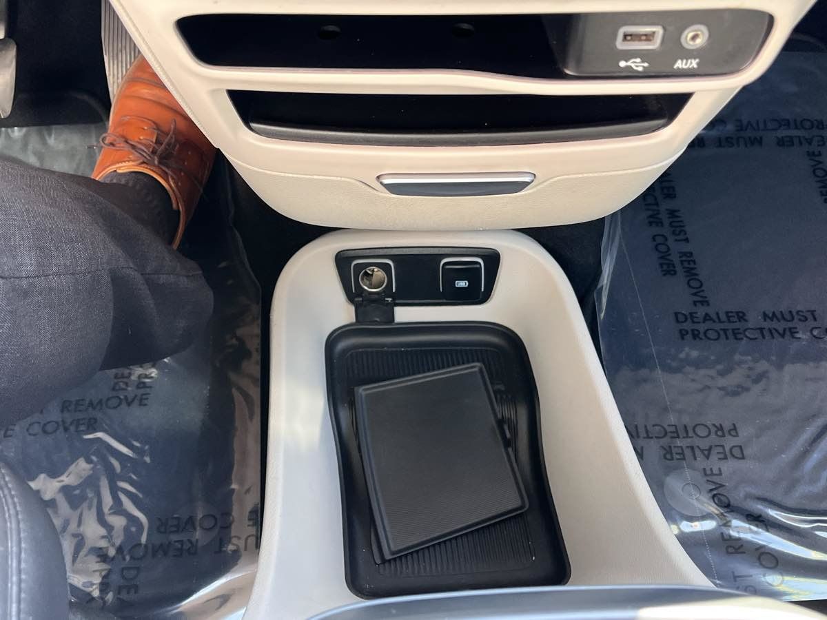 Used 2017 Chrysler Pacifica Touring-L FWD image 11