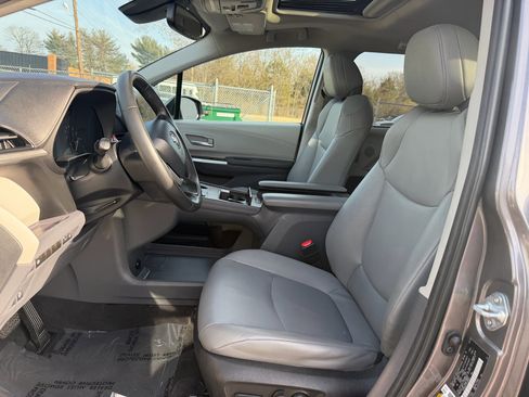 Used 2023 Toyota Sienna XLE image 11