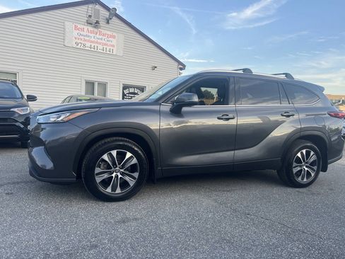 Used 2020 Toyota Highlander XLE AWD/4WD image 2