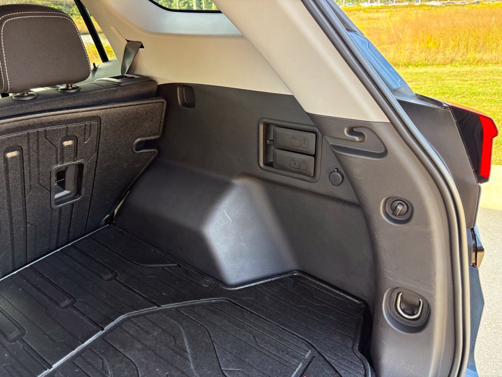 Used 2024 GMC Terrain SLE w/ Driver Convenience Package FWD image 46