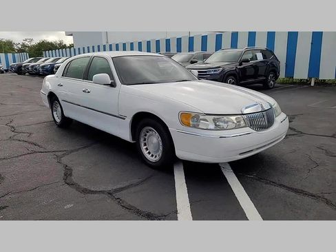 Used 2001 Lincoln Town Car Executive image 29