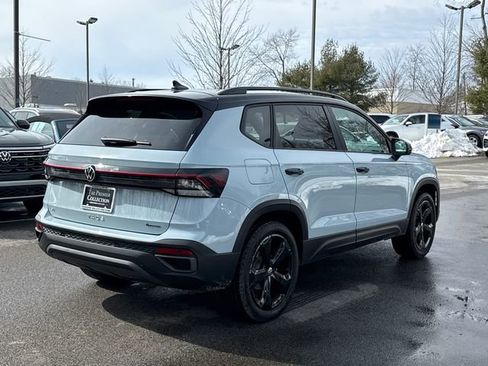 Certified 2025 Volkswagen Taos SE image 4