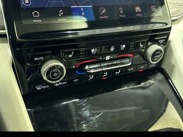 Used 2022 Jeep Grand Cherokee Overland w/ Advanced Protech Group III AWD/4WD image 23