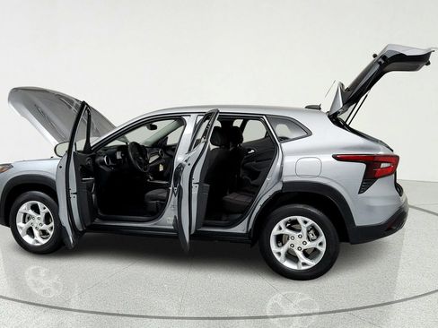 Certified 2025 Chevrolet Trax LS w/ LS Convenience Package FWD image 10