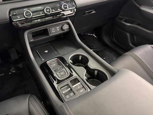 Used 2024 Honda Pilot Touring image 18