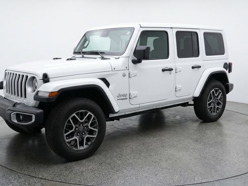 Used 2025 Jeep Wrangler Unlimited Sahara AWD/4WD image 3