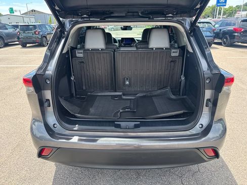 Used 2023 Toyota Highlander XLE AWD/4WD image 7