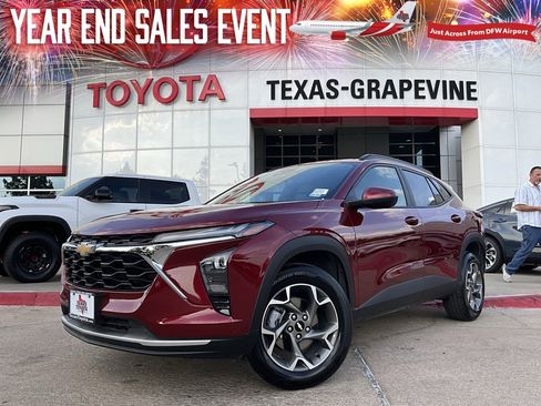 Used 2025 Chevrolet Trax LT image 1