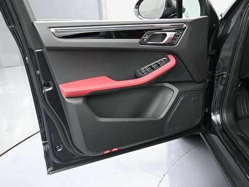 Certified 2026 Porsche Macan AWD/4WD image 15