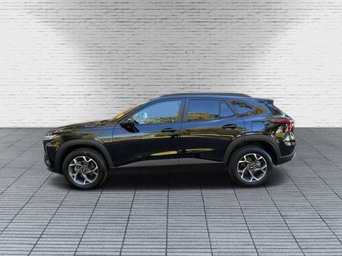 Used 2024 Chevrolet Trax LT image 2