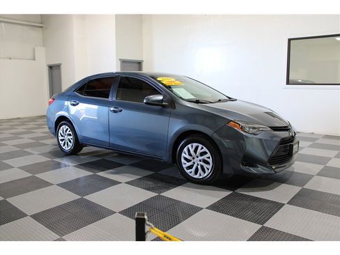 Used 2018 Toyota Corolla LE image 3