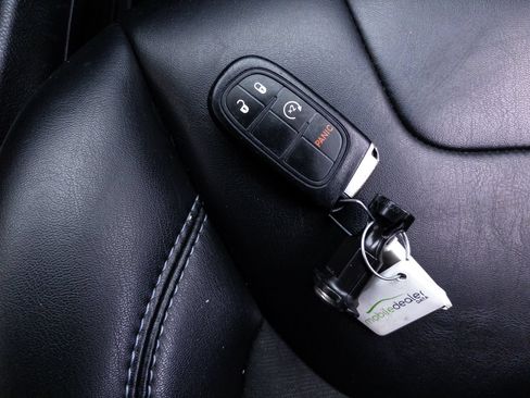 Used 2019 Jeep Cherokee Latitude Plus FWD image 27