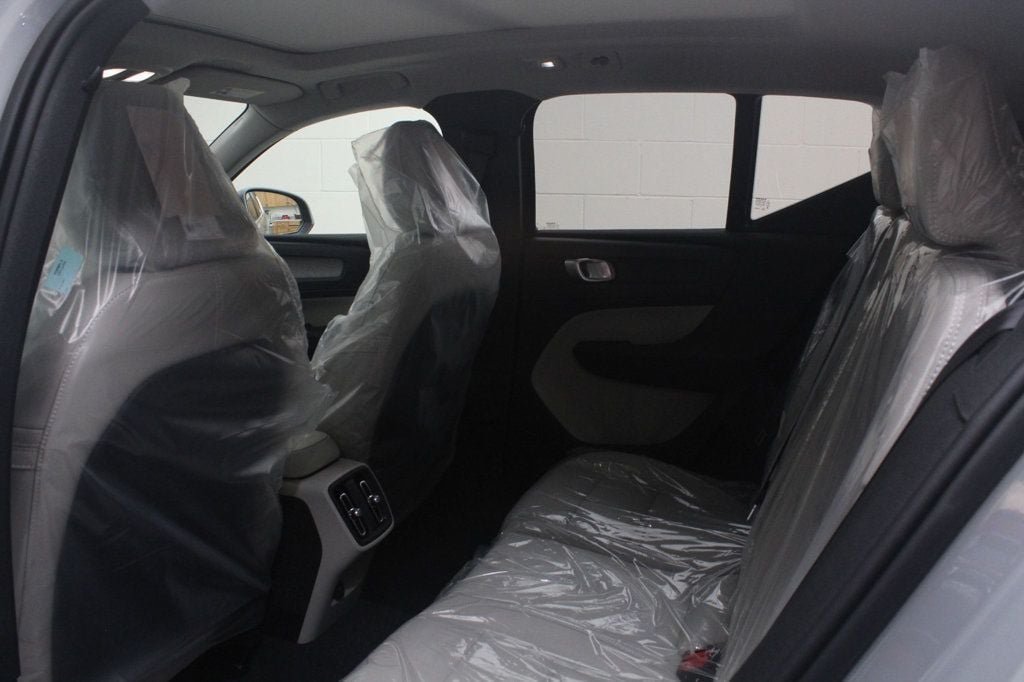 Used 2025 Volvo XC40 B5 Plus AWD/4WD image 7