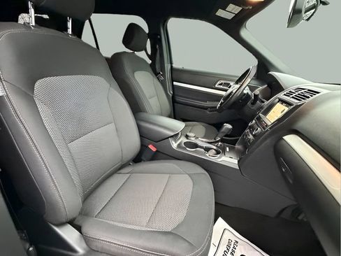 Used 2017 Ford Explorer XLT w/ Equipment Group 201A AWD/4WD image 21