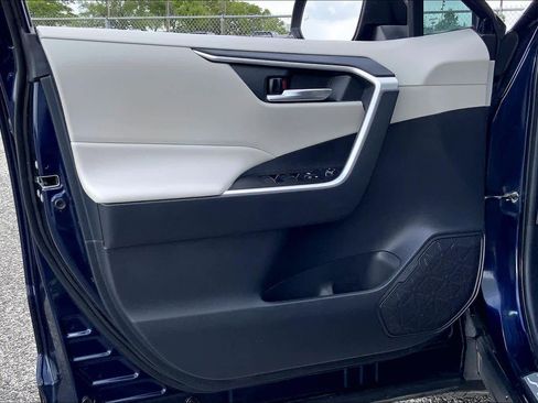 Used 2021 Toyota RAV4 XLE Premium image 21