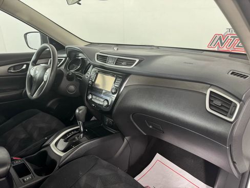 Used 2016 Nissan Rogue SV w/ SV Premium Package image 12