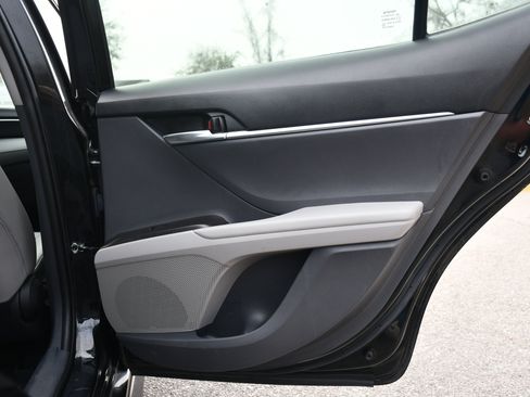 Used 2022 Toyota Camry SE image 19